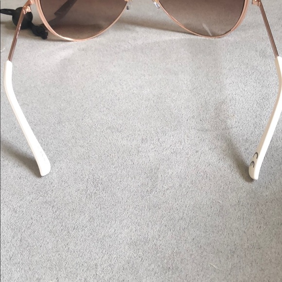 - Foster grant white edge sunglasses - Picture 3 of 4